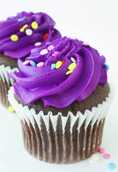 Lila Cupcakes auf weiß — Stockfoto