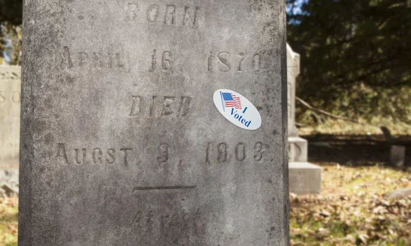 Pegatina de votación en un cementerio — Foto de Stock