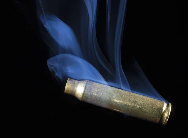 Prázdná puška mosaz s kouřem — Stock fotografie