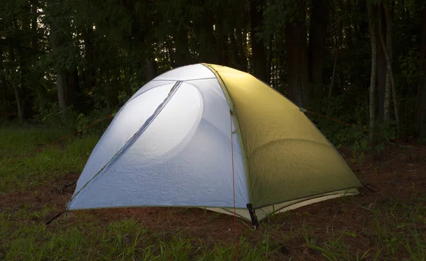 Beleuchtetes Zelt in der Abenddämmerung — Stockfoto