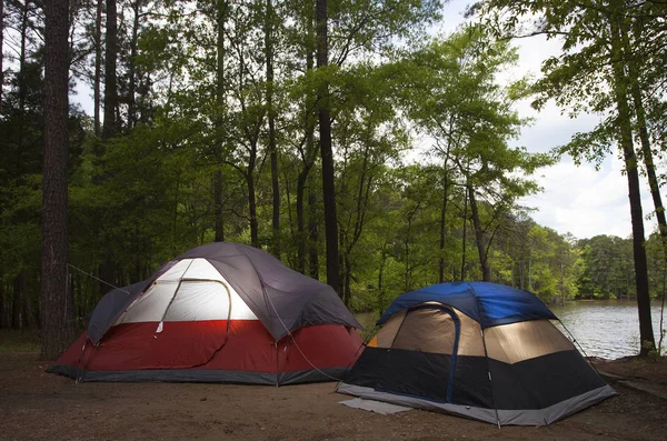 Lakeside acampamento e tendas — Fotografia de Stock