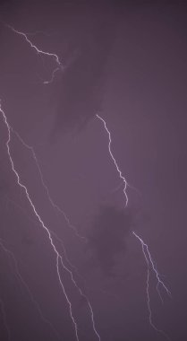 Bulutlar arasında yıldırım