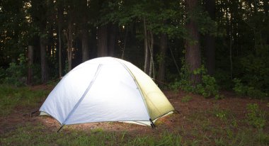 Alacakaranlıkta backpacking çadır