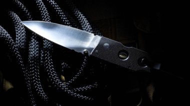 Siyah taktik bıçak