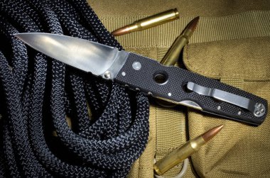 Bir ip üzerinde taktik bıçak