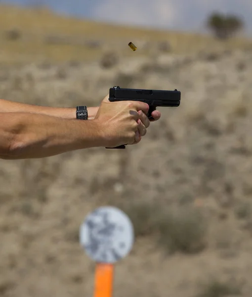 Bronze ejetado de uma pistola — Fotografia de Stock