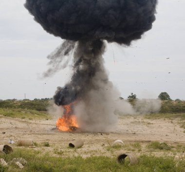 Arabasına bomba patlama