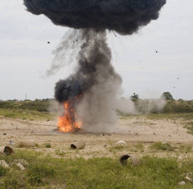 Arabasına bomba uçan enkazı