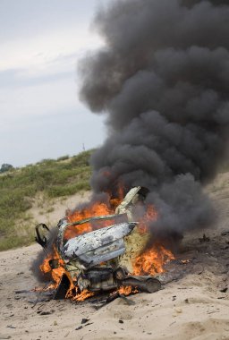 Arabaya yerleştirilen bomba patladı