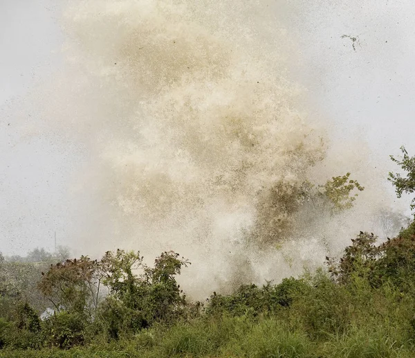 Bir patlamadan yükselen su