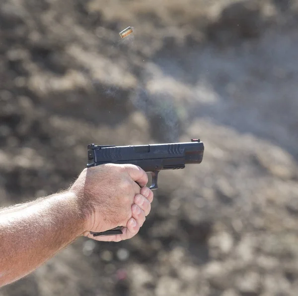 Latón volador de una pistola Imágenes de stock libres de derechos