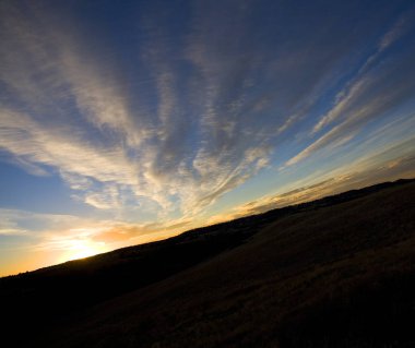 Gece karanlığında bulutlar yarış
