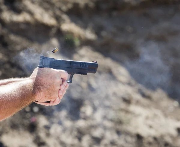 Caso vuoto espulso da una pistola — Foto Stock