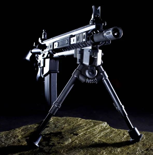 Karanlık bir arka plan üzerinde saldırı tüfeği