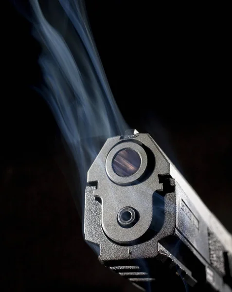 Rookvrije pistool op zwart — Stockfoto