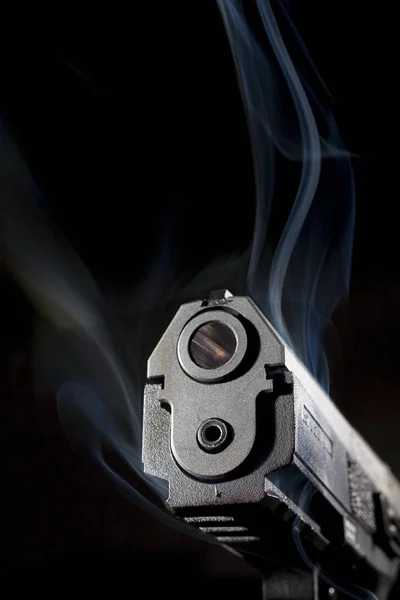 Pistola caliente con humo —  Fotos de Stock
