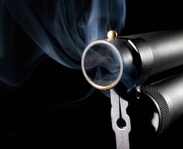 Pistolet fumeur sur noir — Photo