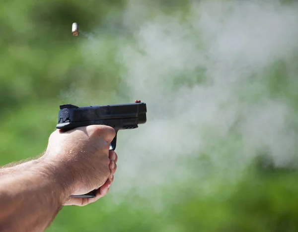 Pistola humeante con vuelo de latón — Foto de Stock