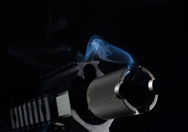 Fumar AR-15 em preto — Fotografia de Stock