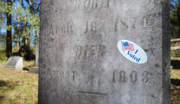 Voté pegatina en un cementerio — Foto de Stock