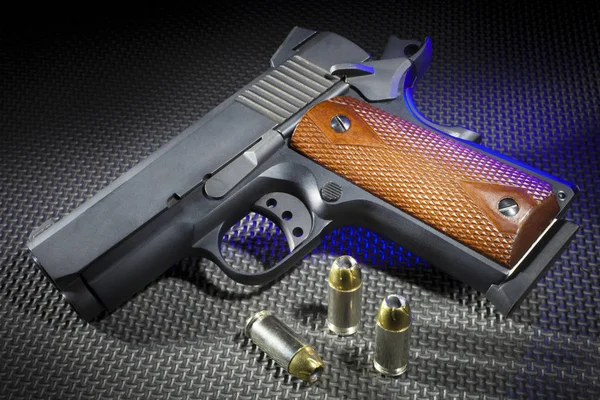 Azul resaltado pistola y munición — Foto de Stock