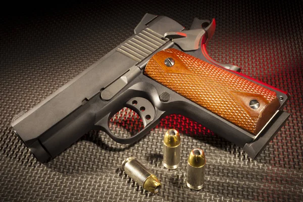 Handgun e munição com destaque vermelho — Fotografia de Stock