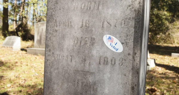 Pegatina votada en una tumba — Foto de Stock