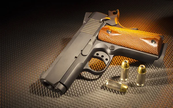 Handgun and cartridges — Stock Photo, Image