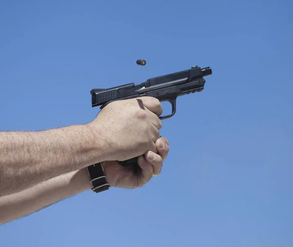 Cykling semi auto pistol — Stockfoto