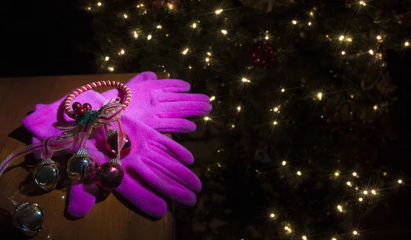 粉红色的圣诞手套 — 图库照片