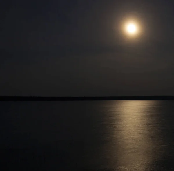 Moonrise sul lago di Dore — Foto Stock