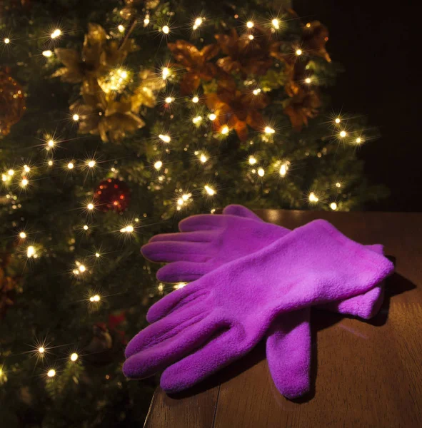 Rosa Handschuhe zu Weihnachten — Stockfoto