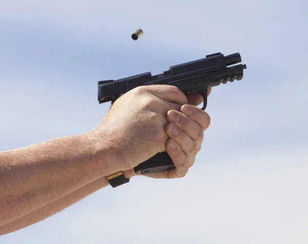 Mässing flyger från en pistol — Stockfoto