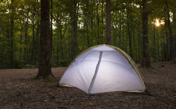 Mörkret kommer till campingen — Stockfoto