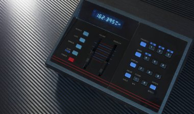 Polis radyo karanlık bir arka plan üzerinde