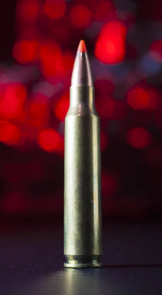 Ammunition och röd bakgrund — Stockfoto