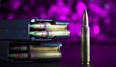AR-15 cephane üzerinde mor
