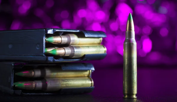 AR-15 munitions sur violet — Photo