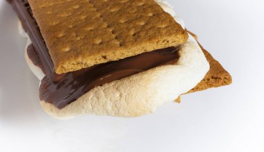 Beyaz tabakta S'more