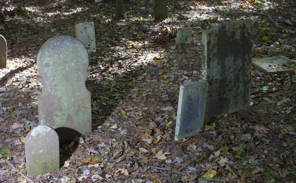 小規模および大規模な墓石 — ストック写真