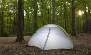 Gün batımından backpacking çadırı