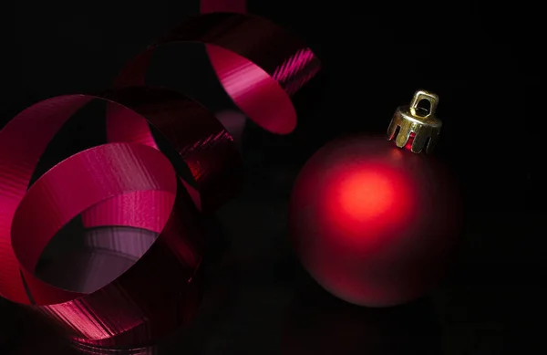 丝带和圣诞灯泡 — 图库照片