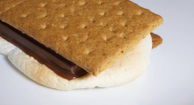 Beyaz plaka üzerinde Smore