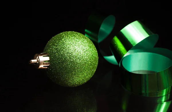 Funkelnder grüner Weihnachtsschmuck — Stockfoto