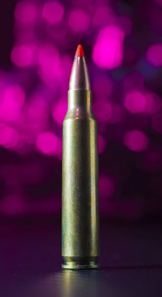 AR-15 munitie met een roze achtergrond — Stockfoto