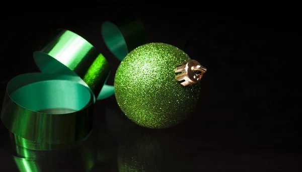 Adorno de Navidad verde sobre negro — Foto de Stock