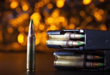 İki dergi ile AR-15 kartuş