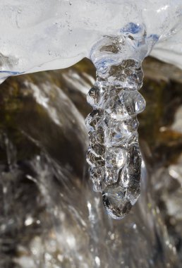 Icicle'ı üzerinde küçük şelale damla hazır