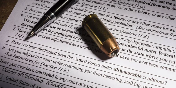 Dishonorable discharge question on gun transfer paperwork — Stock Photo, Image