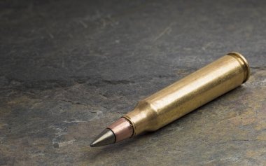 M855 Epr kartuş taş zemin üzerine